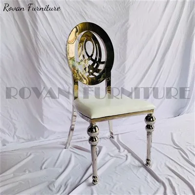 Efektné biele a zlaté jedálenské stoličky na svadbu